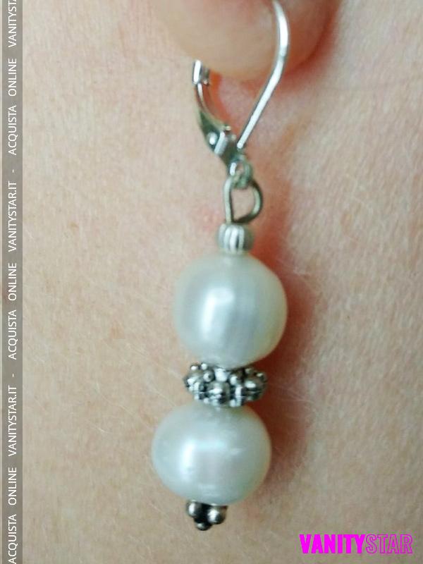 Orecchini pendenti con perle bianche